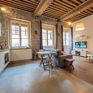la-nuit-saint-georges.hotels-rhonealpes.com/